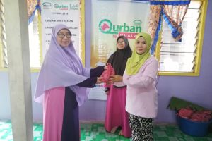 Ustazah Hidayah serahkan sumbangan korban kepada mualaf