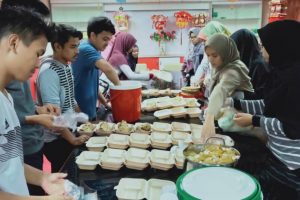 Persiapan untuk pemberian makanan kepada gelandangan