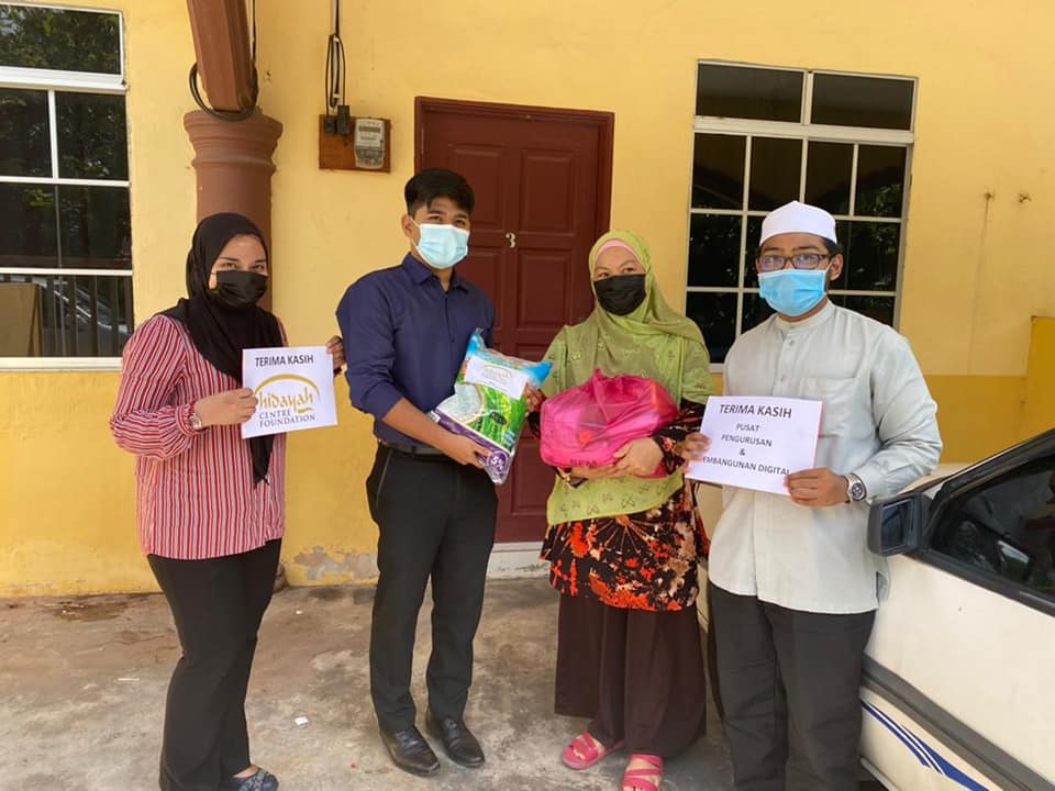 AGIHAN BANTUAN KEPERLUAN MAKANAN KEPADA PARA MUALAF