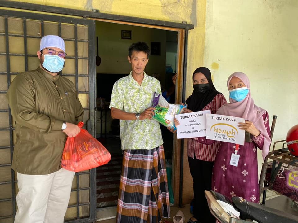 AGIHAN BANTUAN KEPERLUAN MAKANAN KEPADA PARA MUALAF