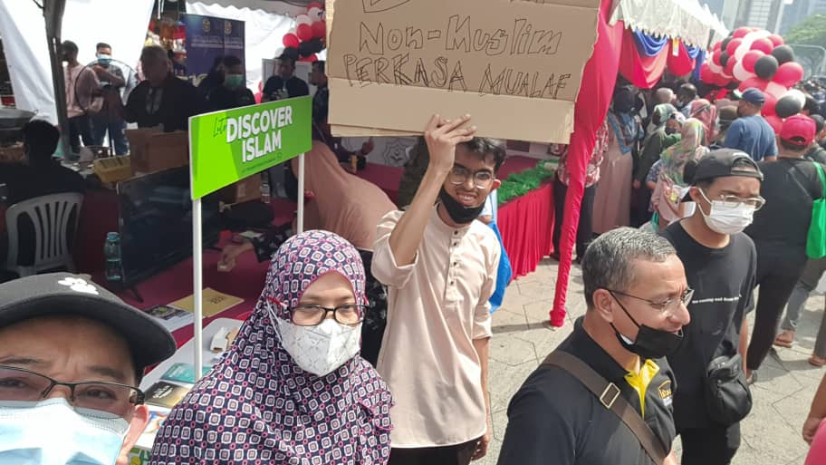 Booth HCF di Aidilfitri @Dataran Merdeka Terima Kunjungan Warga Non Muslim dan Orang Ramai