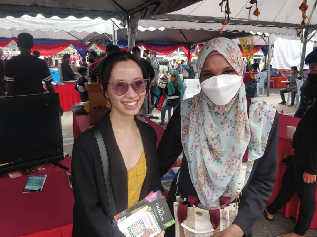Booth HCF di Aidilfitri @Dataran Merdeka Terima Kunjungan Warga Non Muslim dan Orang Ramai