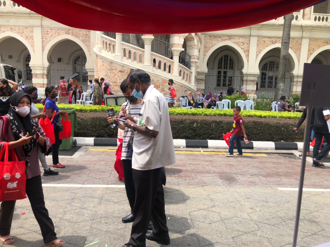 Booth HCF di Aidilfitri @Dataran Merdeka Terima Kunjungan Warga Non Muslim dan Orang Ramai