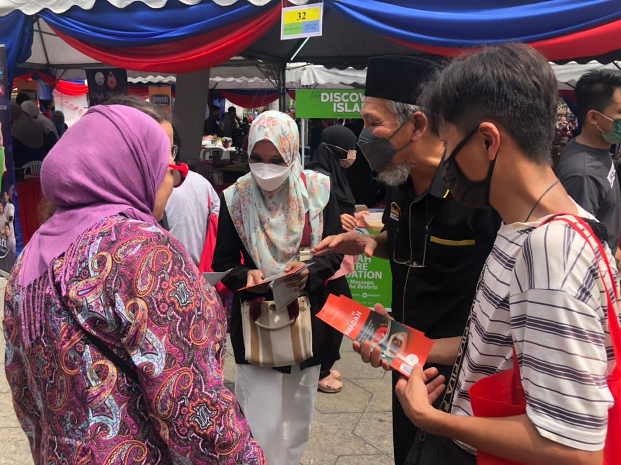 Booth HCF di Aidilfitri @Dataran Merdeka Terima Kunjungan Warga Non Muslim dan Orang Ramai