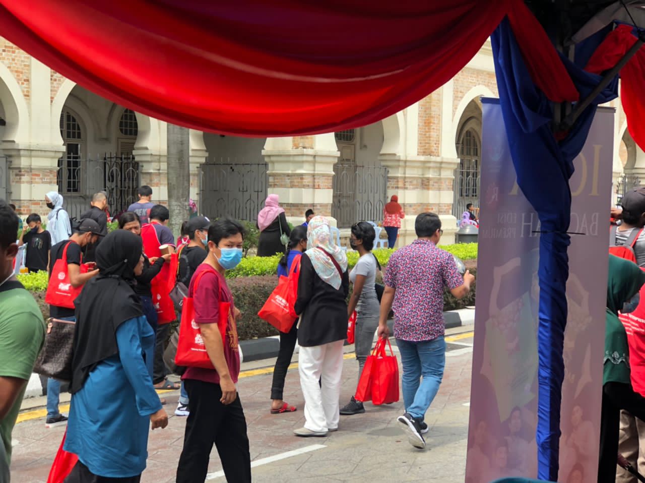 Booth HCF di Aidilfitri @Dataran Merdeka Terima Kunjungan Warga Non Muslim dan Orang Ramai