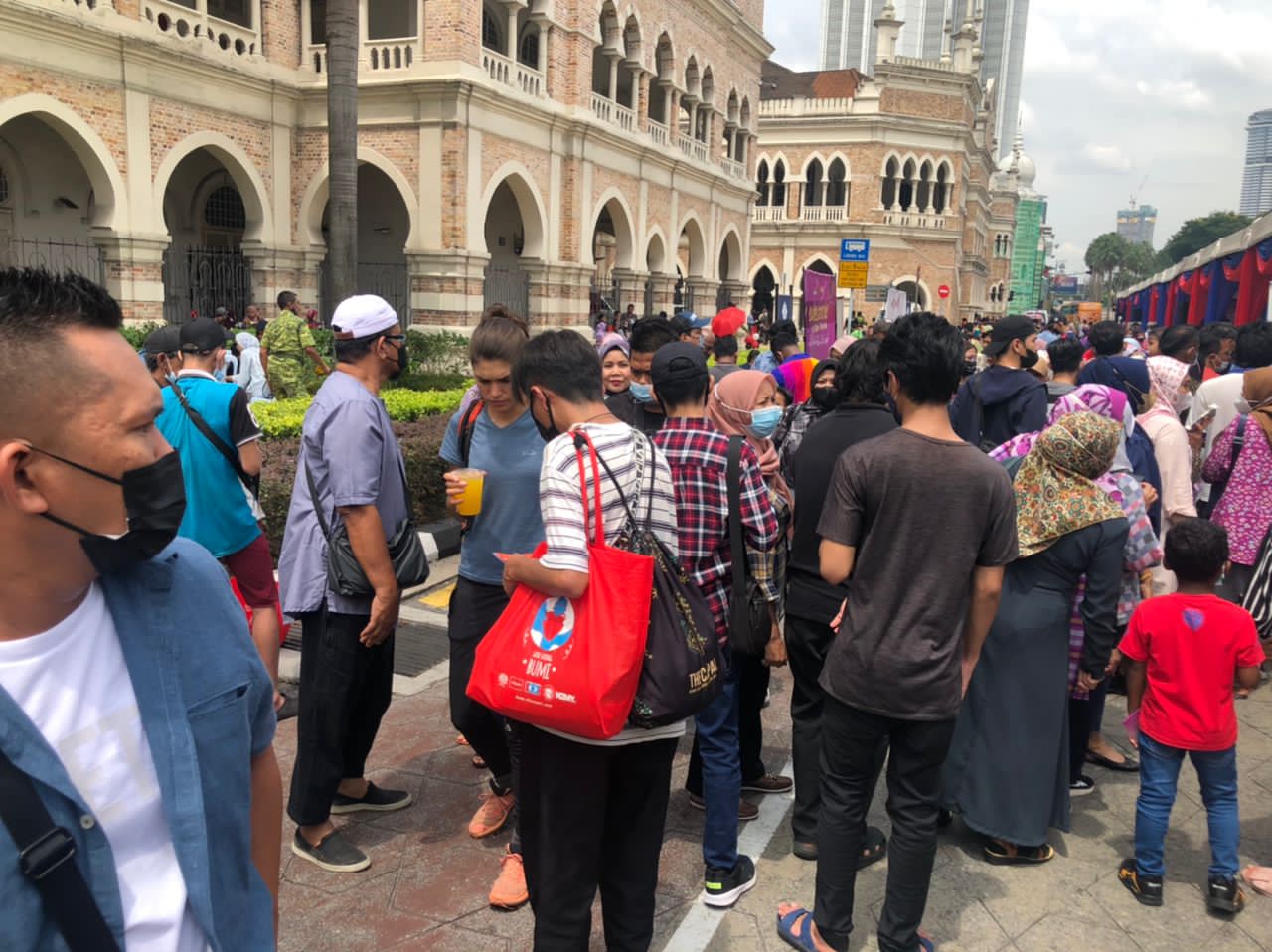 Booth HCF di Aidilfitri @Dataran Merdeka Terima Kunjungan Warga Non Muslim dan Orang Ramai