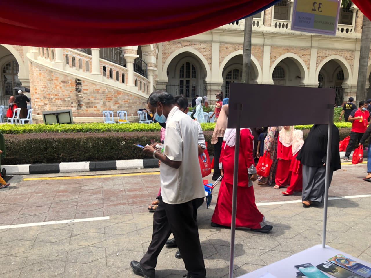 Booth HCF di Aidilfitri @Dataran Merdeka Terima Kunjungan Warga Non Muslim dan Orang Ramai